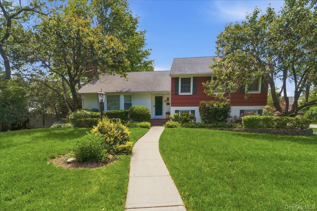 Photo of 8 Prospect Avenue, Garden City, NY 11530 (MLS # 999132)