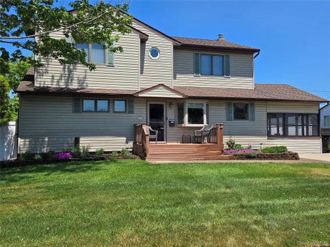 Homes For Sale - 11 Windsor Street<br/> Islip, NY 11751