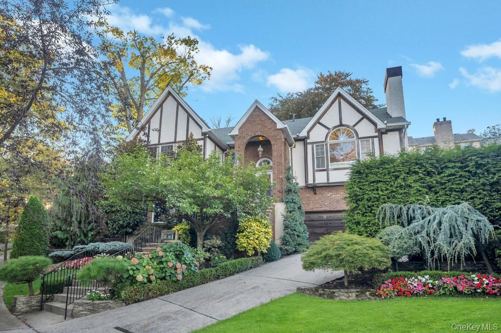 Photo of 120 Marion Avenue, Staten Island, NY 10304 (MLS # 922906)