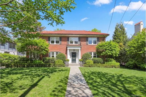 Photo of 9 Sunnybrae Place, Bronxville, NY 10708 (MLS # 982440)