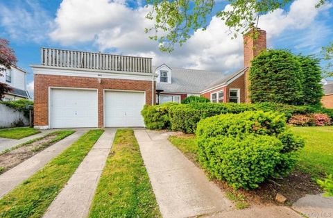 Photo of 365 E Walnut Street, Long Beach, NY 11561 (MLS # 926076)