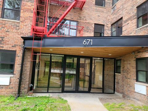 Photo of 671 Bronx River Road #4N, Yonkers, NY 10704 (MLS # 997388)