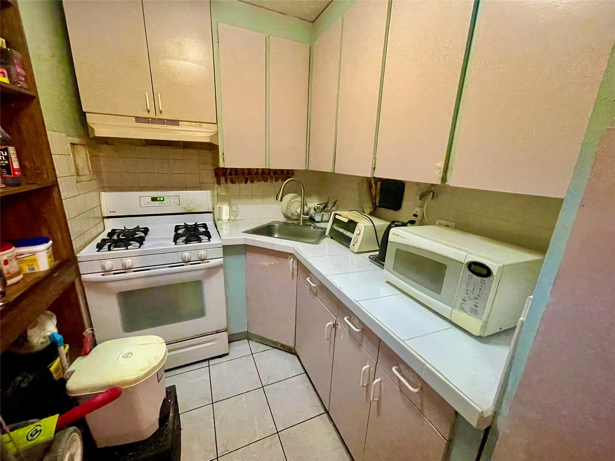 8111 45 Avenue #8M, Elmhurst, New York image 11