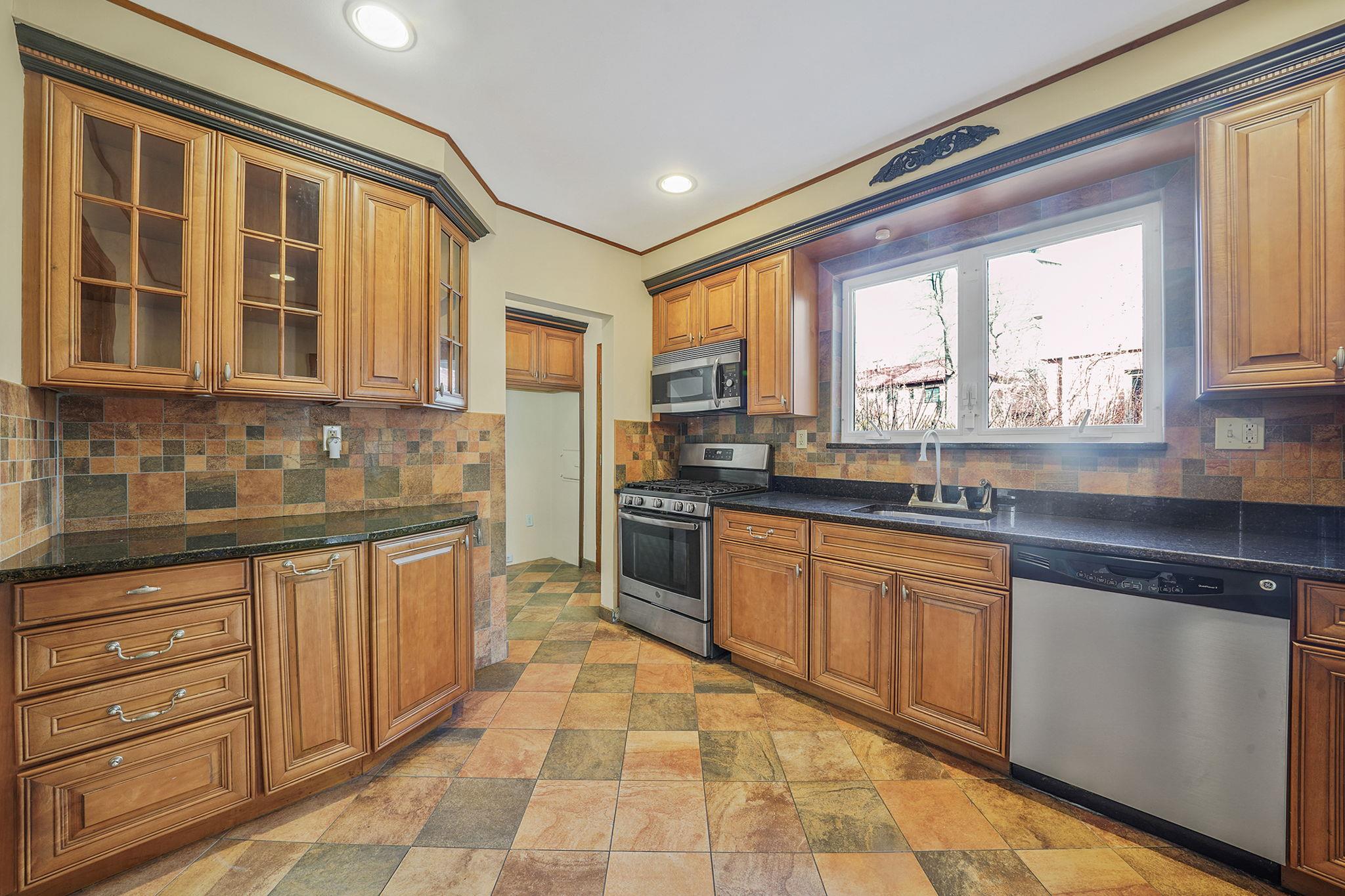 182-37 Radnor Road, Jamaica Estates, New York image 6