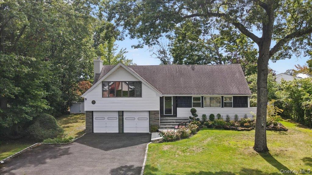 Photo of 5 Woods Lane, Roslyn, NY 11576 (MLS # 906573)