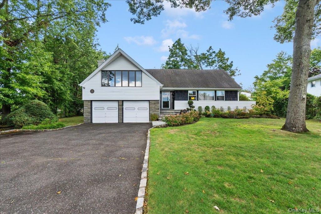 Photo of 5 Woods Lane, Roslyn, NY 11576 (MLS # 906573)