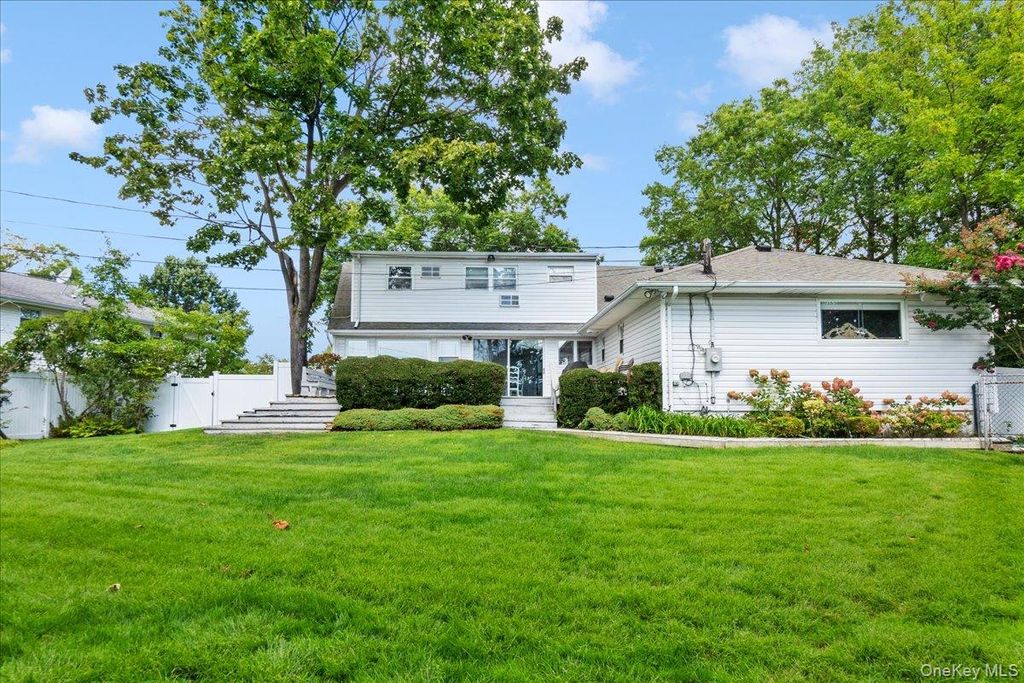 Photo of 5 Woods Lane, Roslyn, NY 11576 (MLS # 906573)