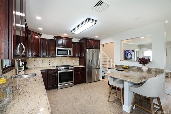 Plainview, New York 11803, United States, 3 Bedrooms Bedrooms, ,2 BathroomsBathrooms,Residential,Active,233249