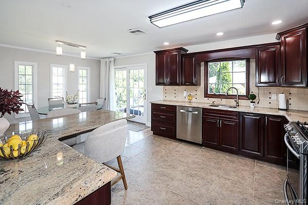 Plainview, New York 11803, United States, 3 Bedrooms Bedrooms, ,2 BathroomsBathrooms,Residential,Active,233249