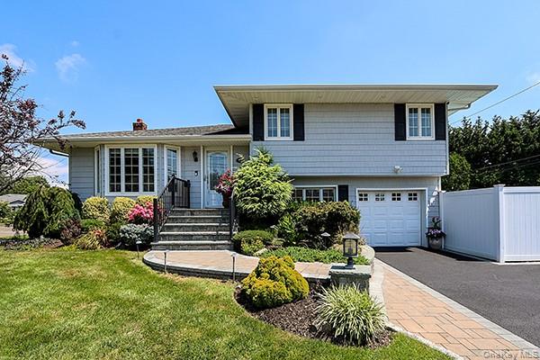 Plainview, New York 11803, United States, 3 Bedrooms Bedrooms, ,2 BathroomsBathrooms,Residential,Active,233249