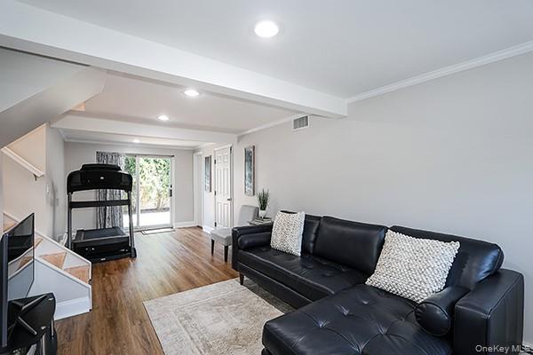 Plainview, New York 11803, United States, 3 Bedrooms Bedrooms, ,2 BathroomsBathrooms,Residential,Active,233249