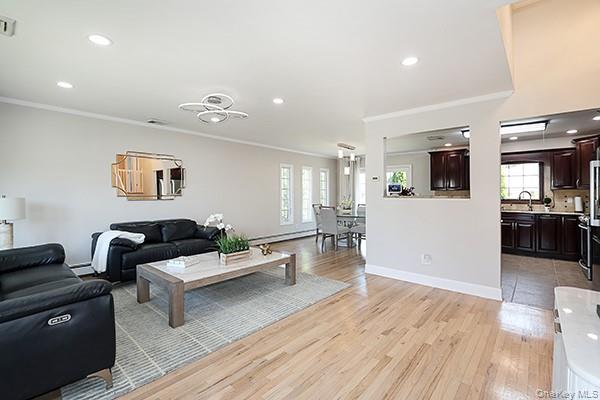 Plainview, New York 11803, United States, 3 Bedrooms Bedrooms, ,2 BathroomsBathrooms,Residential,Active,233249