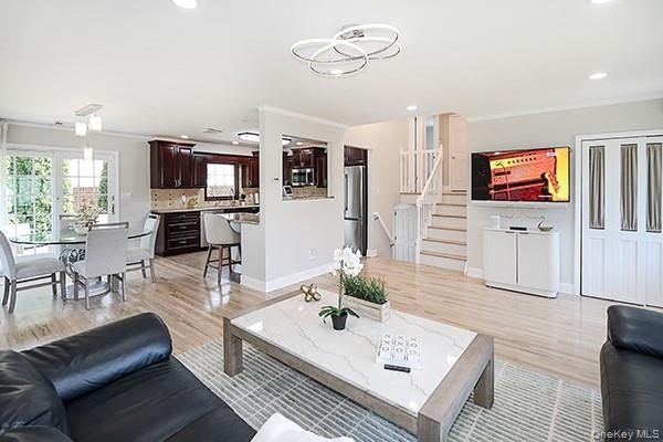 Plainview, New York 11803, United States, 3 Bedrooms Bedrooms, ,2 BathroomsBathrooms,Residential,Active,233249