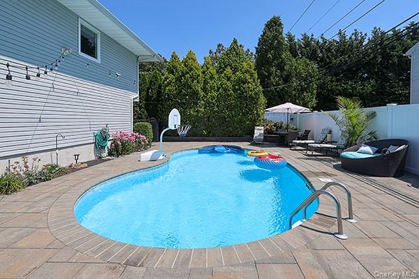 Plainview, New York 11803, United States, 3 Bedrooms Bedrooms, ,2 BathroomsBathrooms,Residential,Active,233249