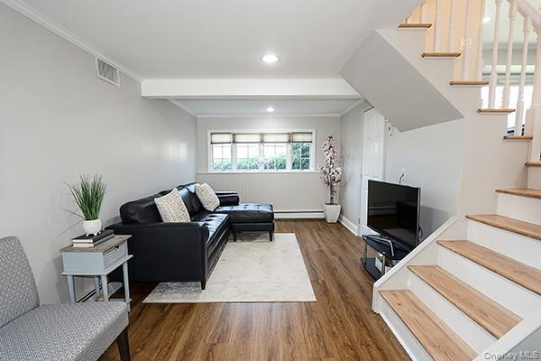 Plainview, New York 11803, United States, 3 Bedrooms Bedrooms, ,2 BathroomsBathrooms,Residential,Active,233249