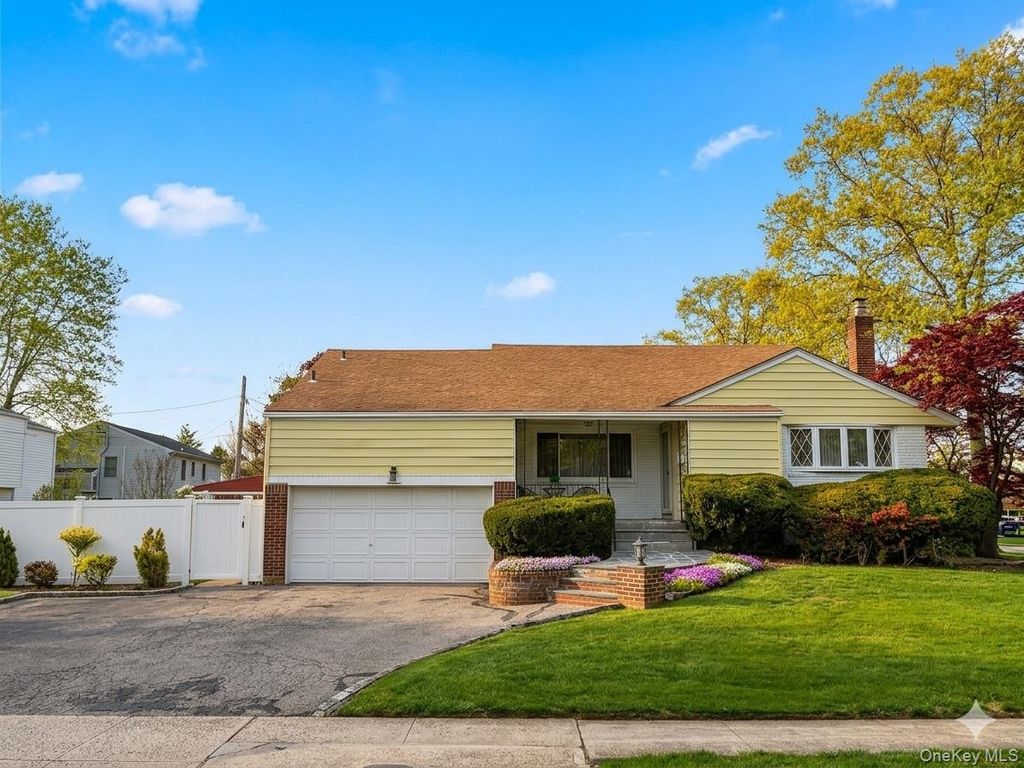 Photo of 14 Greentree Circle, Westbury, NY 11590 (MLS # 993874)