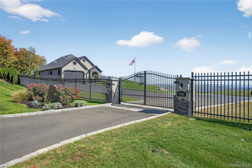 Photo of 1582 Route 9W, Marlboro, NY 12542 (MLS # 922181)