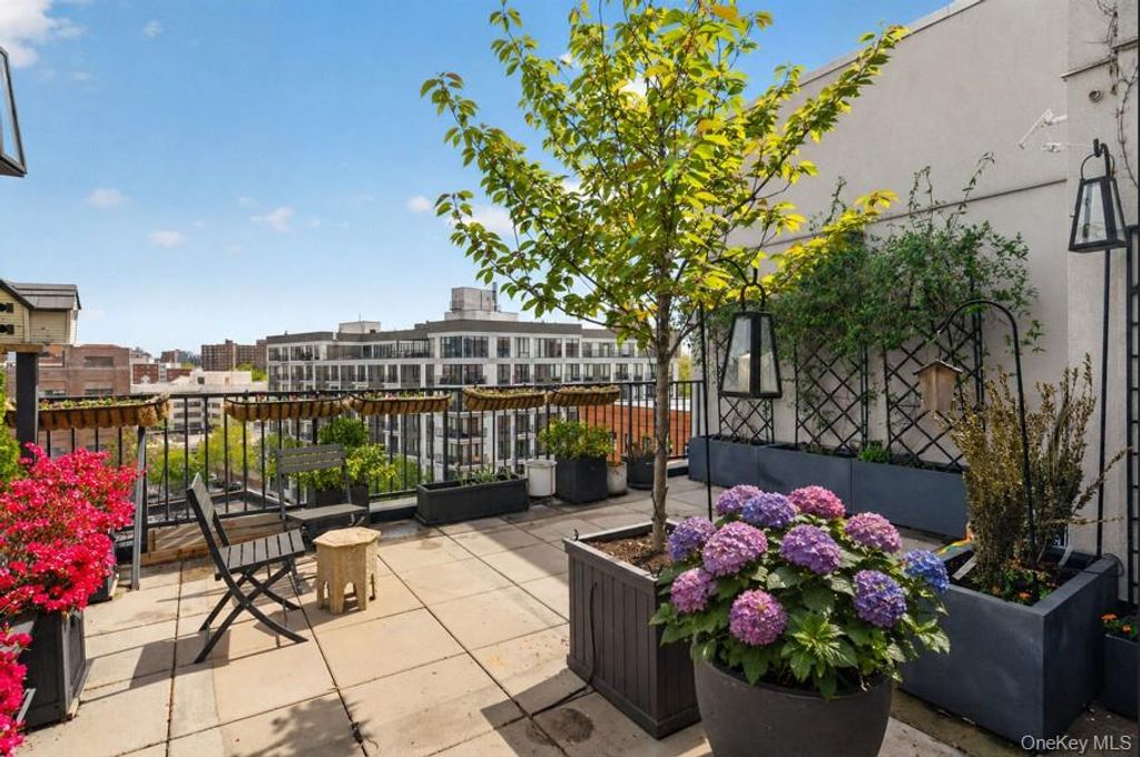 Photo of 225 E 138th Street #PH2, Bronx, NY 10451 (MLS # 993010)