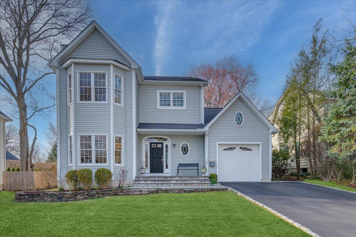 Walker Avenue, Rye, New York - 3 Bedrooms  
3 Bathrooms  
8 Rooms - 