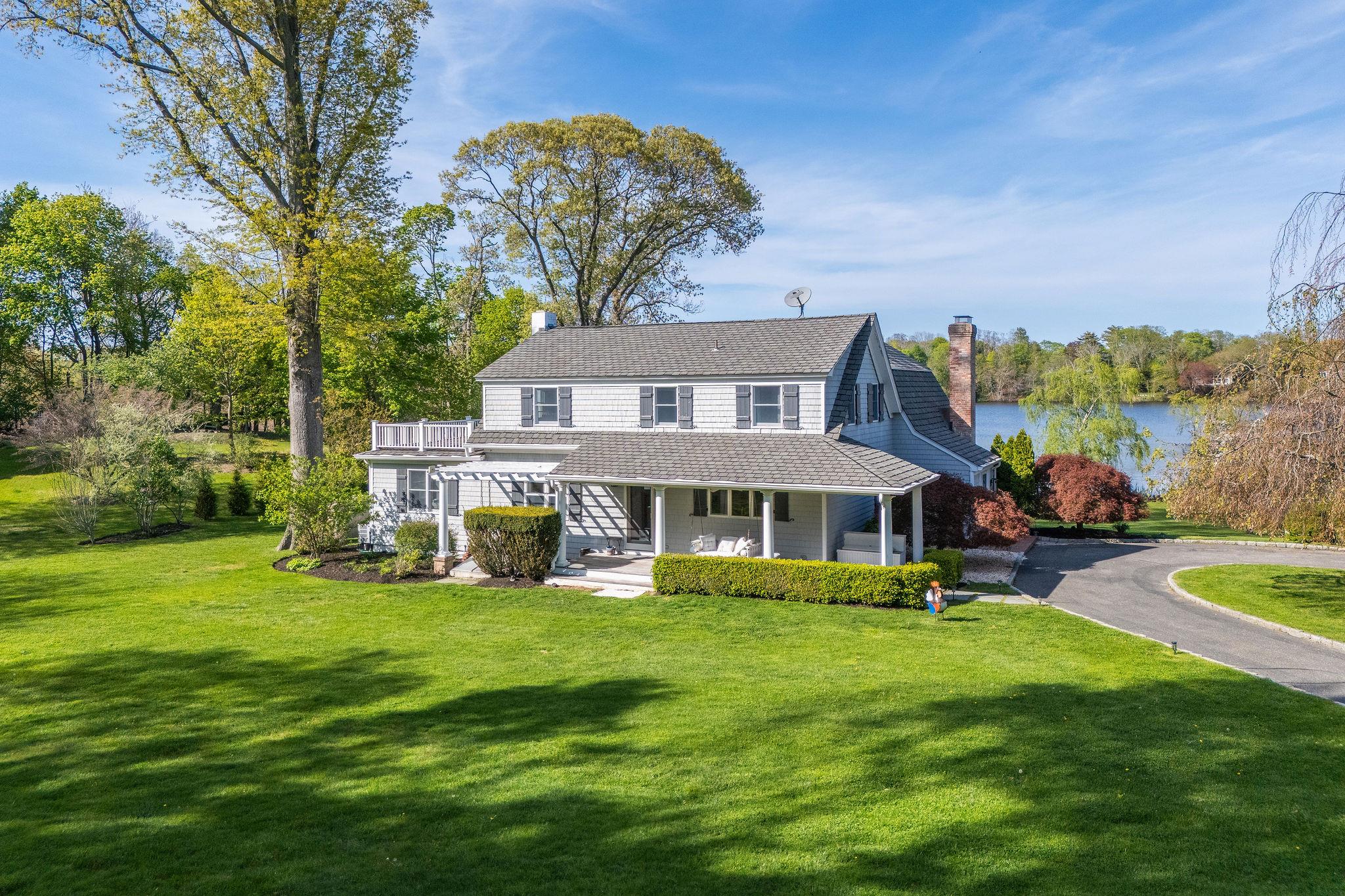 New Suffolk Avenue, Mattituck, Hamptons, NY - 4 Bedrooms  
5 Bathrooms - 