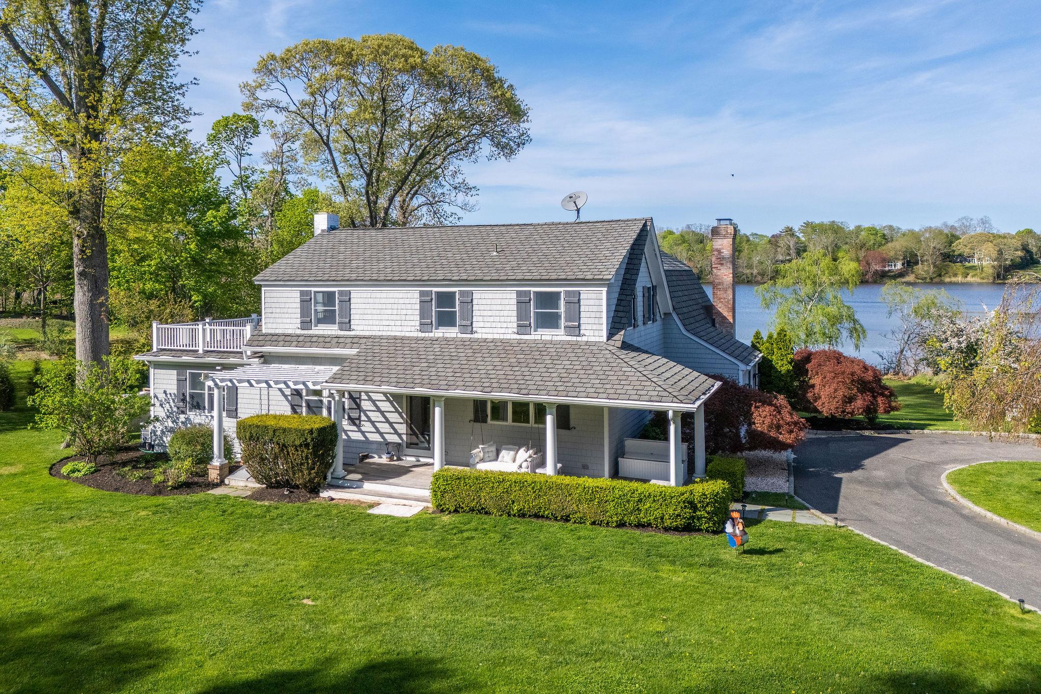 New Suffolk Avenue, Mattituck, Hamptons, NY - 4 Bedrooms  
5 Bathrooms - 