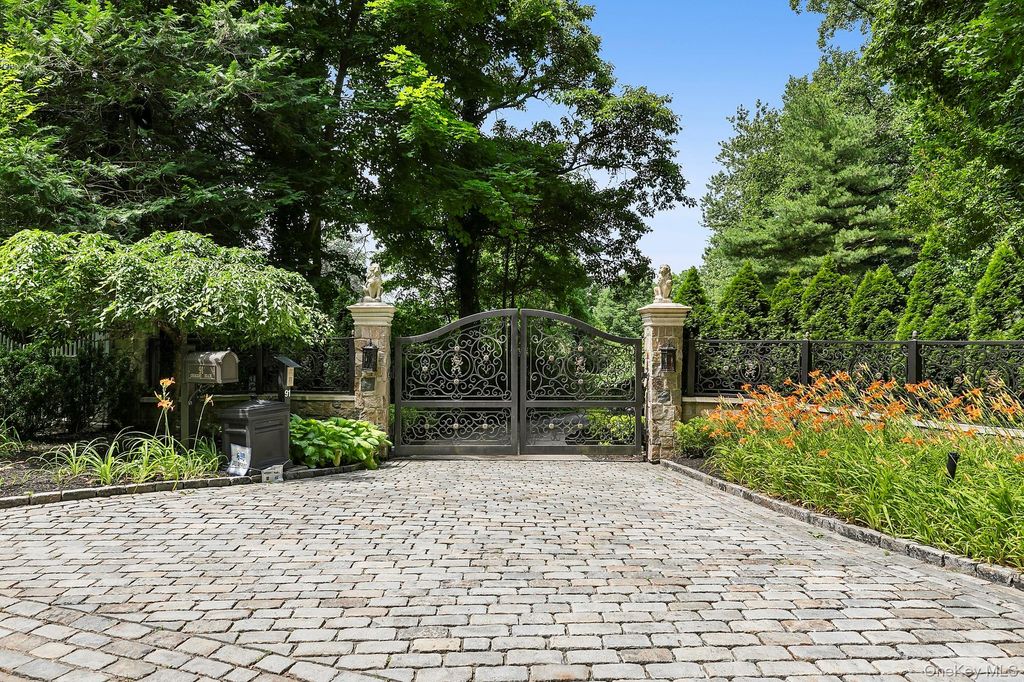 Photo of 91 Crescent Beach Road, Glen Cove, NY 11542 (MLS # 987805)