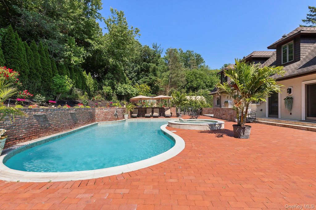 Photo of 91 Crescent Beach Road, Glen Cove, NY 11542 (MLS # 987805)