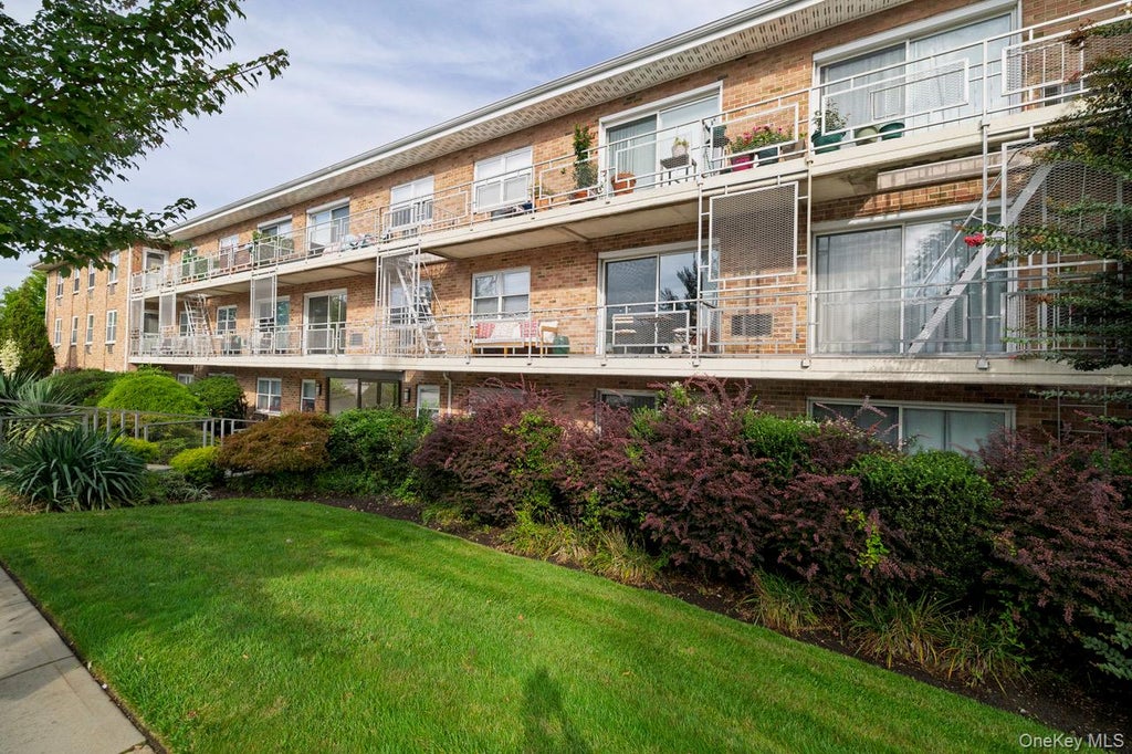 Photo of 90 South Park AVE #B1, Rockville Centre, NY 11570 (MLS # 1050910)