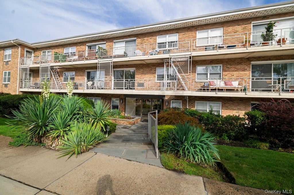 Photo of 90 South Park AVE #B1, Rockville Centre, NY 11570 (MLS # 1050910)