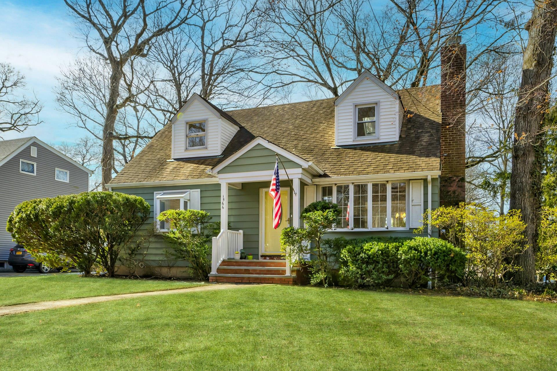 1566 Middle Neck Road, Port Washington, New York image 1