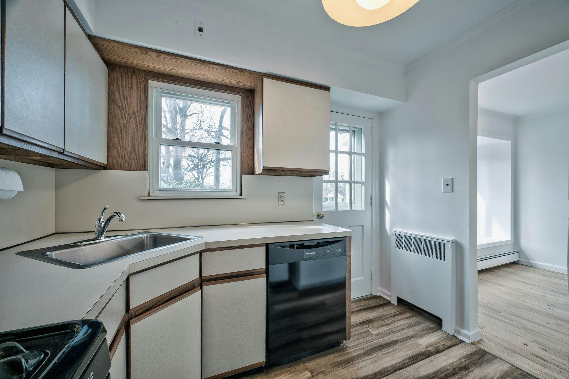 1566 Middle Neck Road, Port Washington, New York image 15