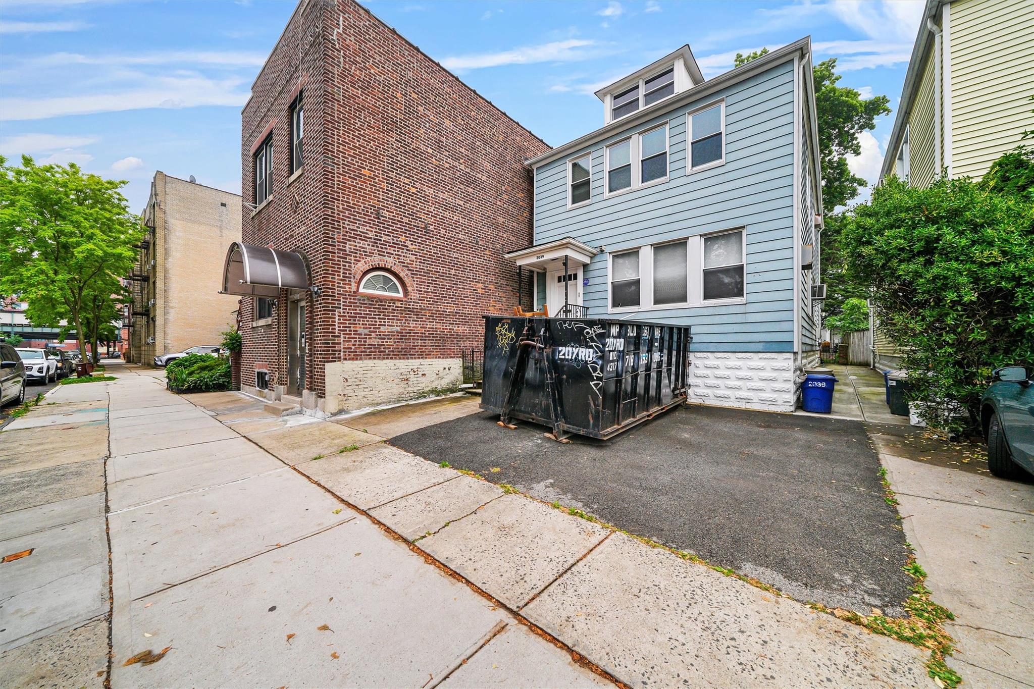 Colonial Avenue, Bronx, New York - 4 Bedrooms  
2 Bathrooms - 