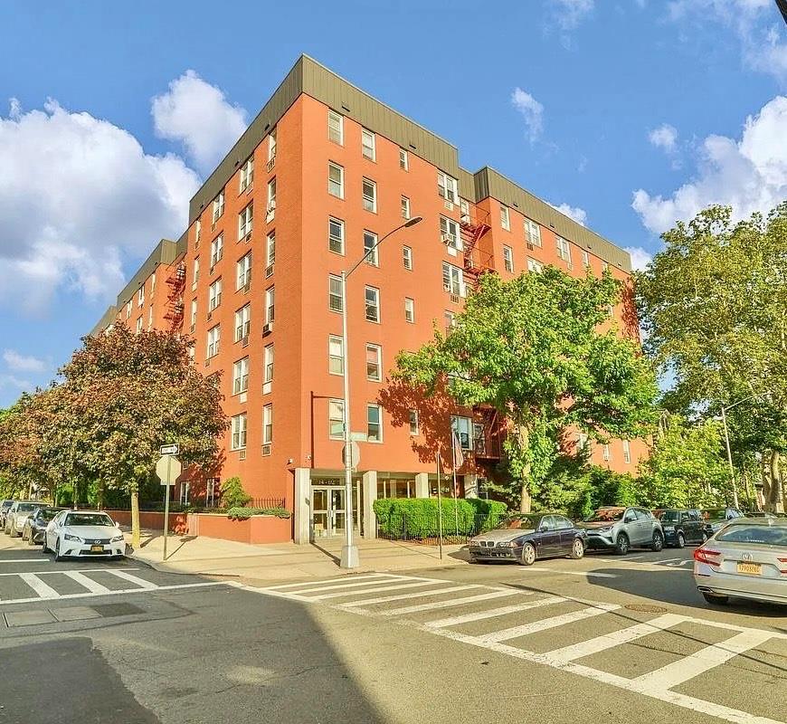 43 Avenue 2L, Elmhurst, Queens, NY - 1 Bedrooms  
1 Bathrooms  
2 Rooms - 