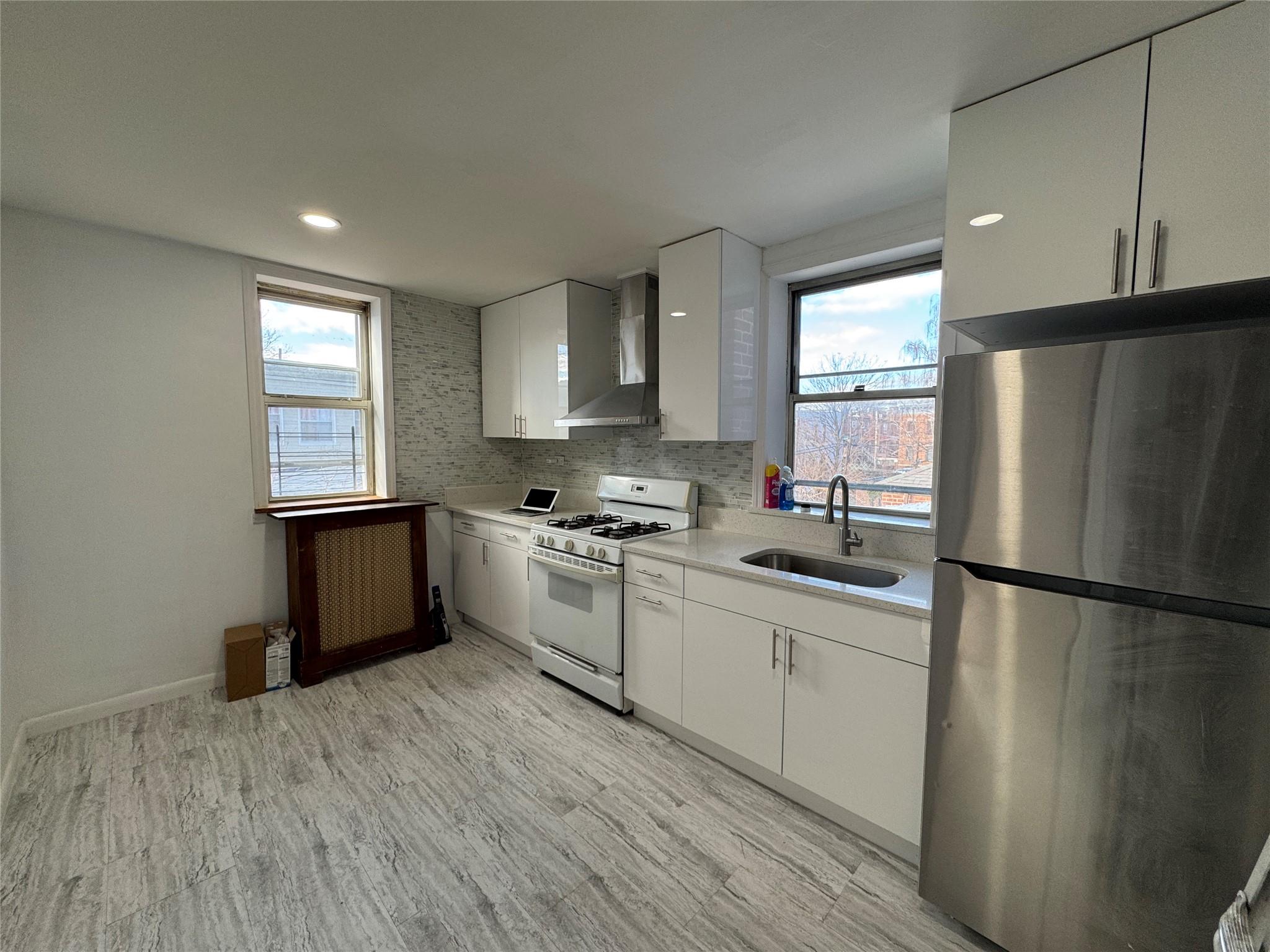 Rental Property at Matthews Avenue 2, Bronx, New York - Bedrooms: 3 
Bathrooms: 1  - $2,900 MO.