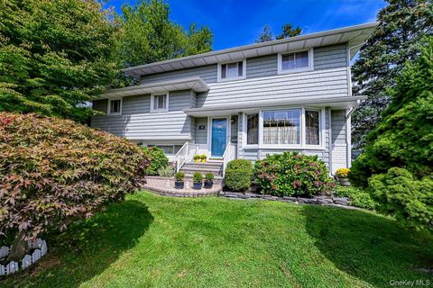 Photo of 28 Halcourt Drive, Plainview, NY 11803 (MLS # 919549)