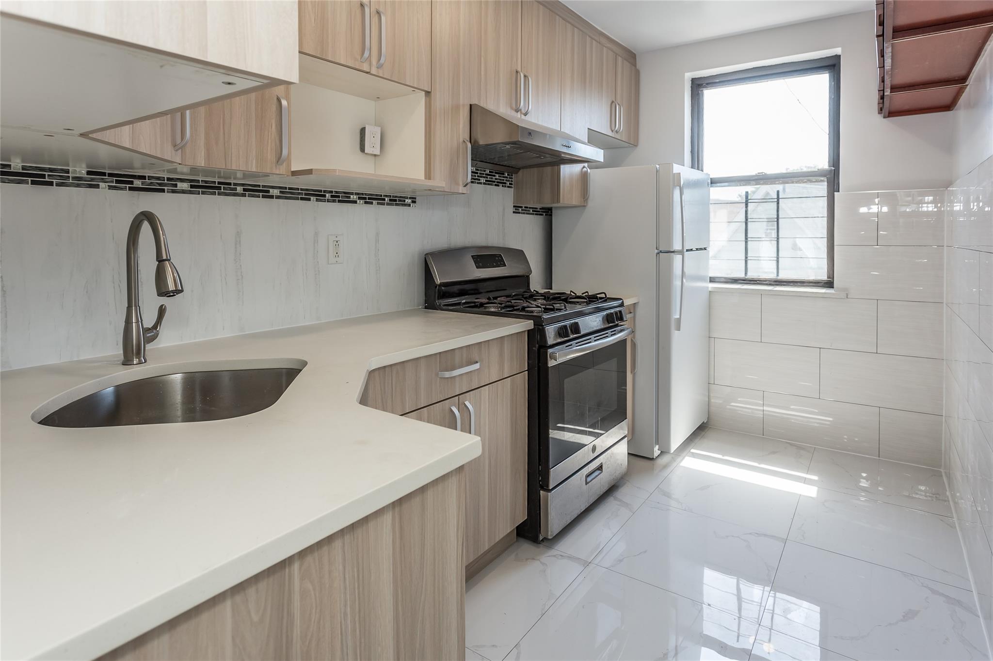 Corona Avenue, Elmhurst, Queens, NY - 3 Bedrooms  
1 Bathrooms  
5 Rooms - 