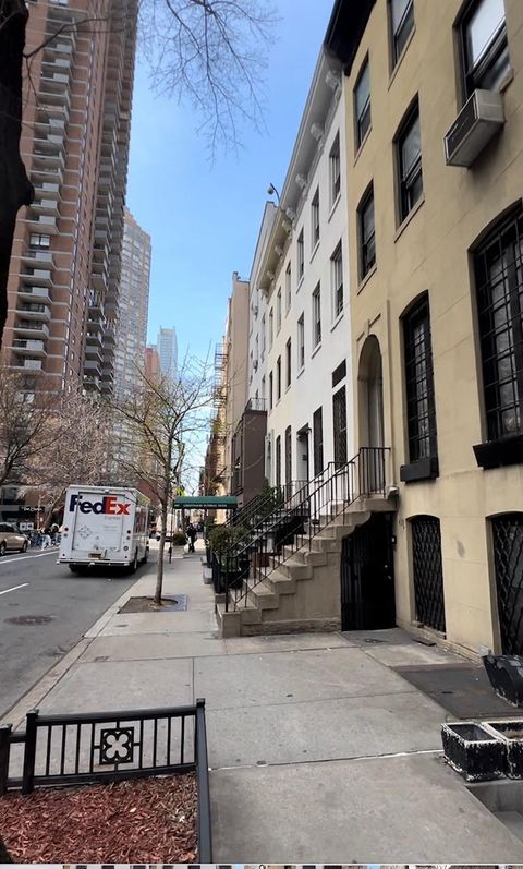 437 W 43rd Street 1A New York (Manhattan) NY 10036