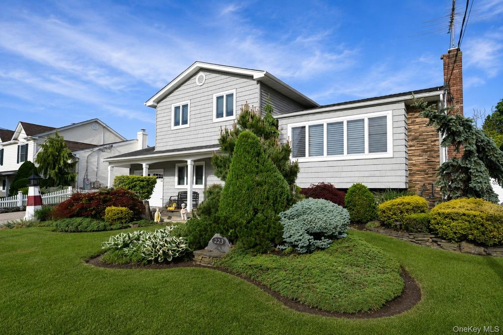 Photo of 223 W End Avenue, Massapequa, NY 11758 (MLS # 1001036)