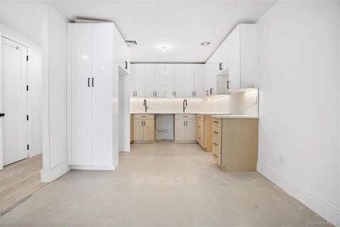 Condo For Sale - 376 Vernon Avenue #3A<br/> Brooklyn, NY 11206