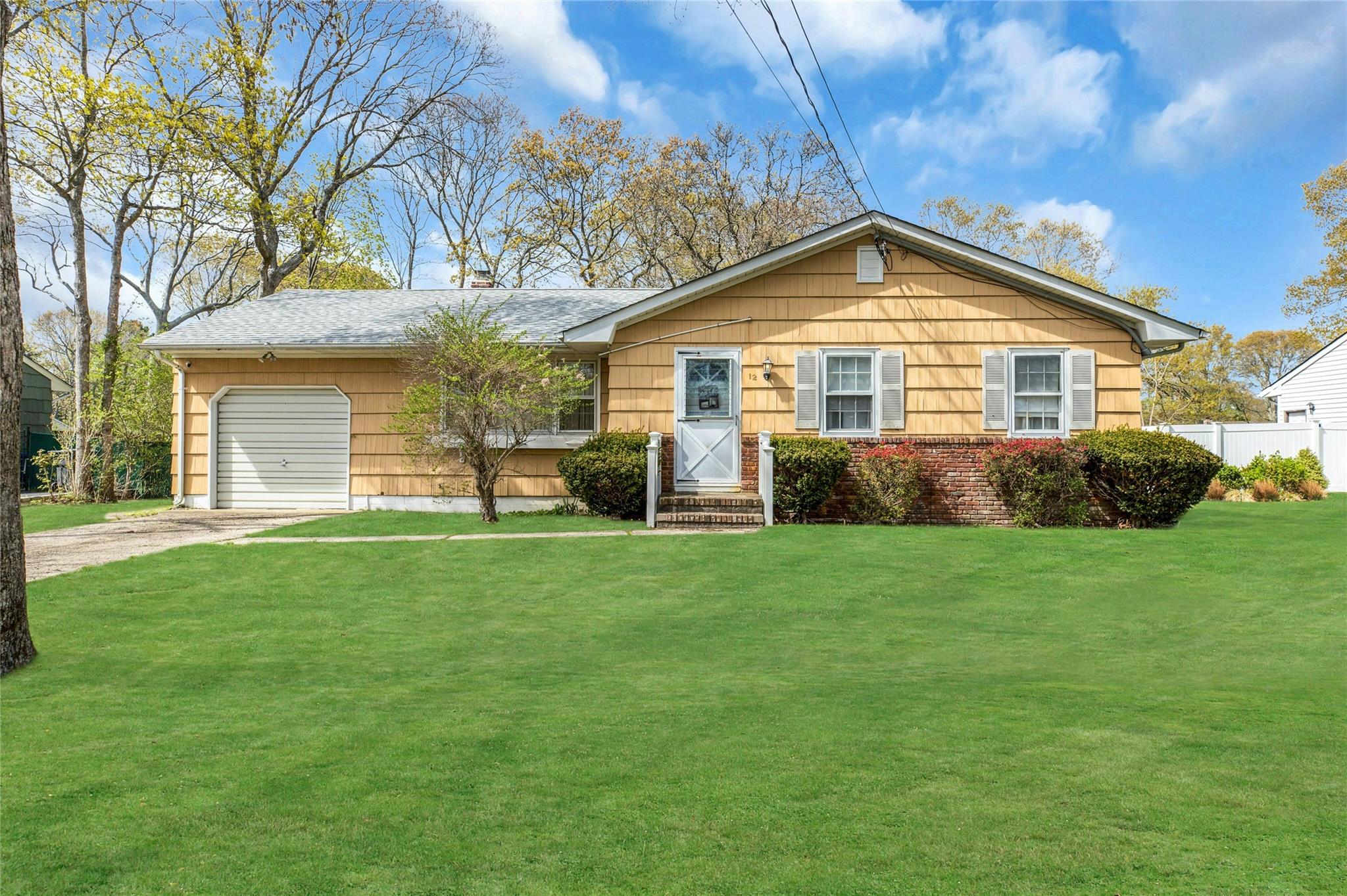 Harvard Drive, Hampton Bays, Hamptons, NY - 3 Bedrooms  
1 Bathrooms - 