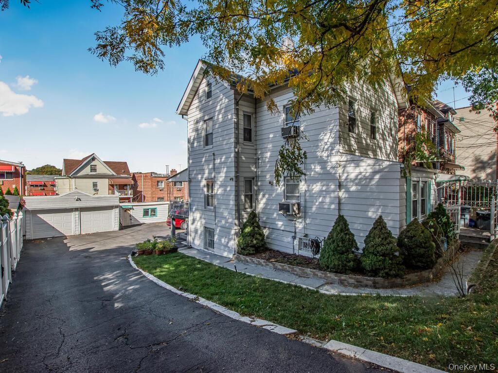 Photo of 4613 Carpenter Avenue, Bronx, NY 10470 (MLS # 965184)