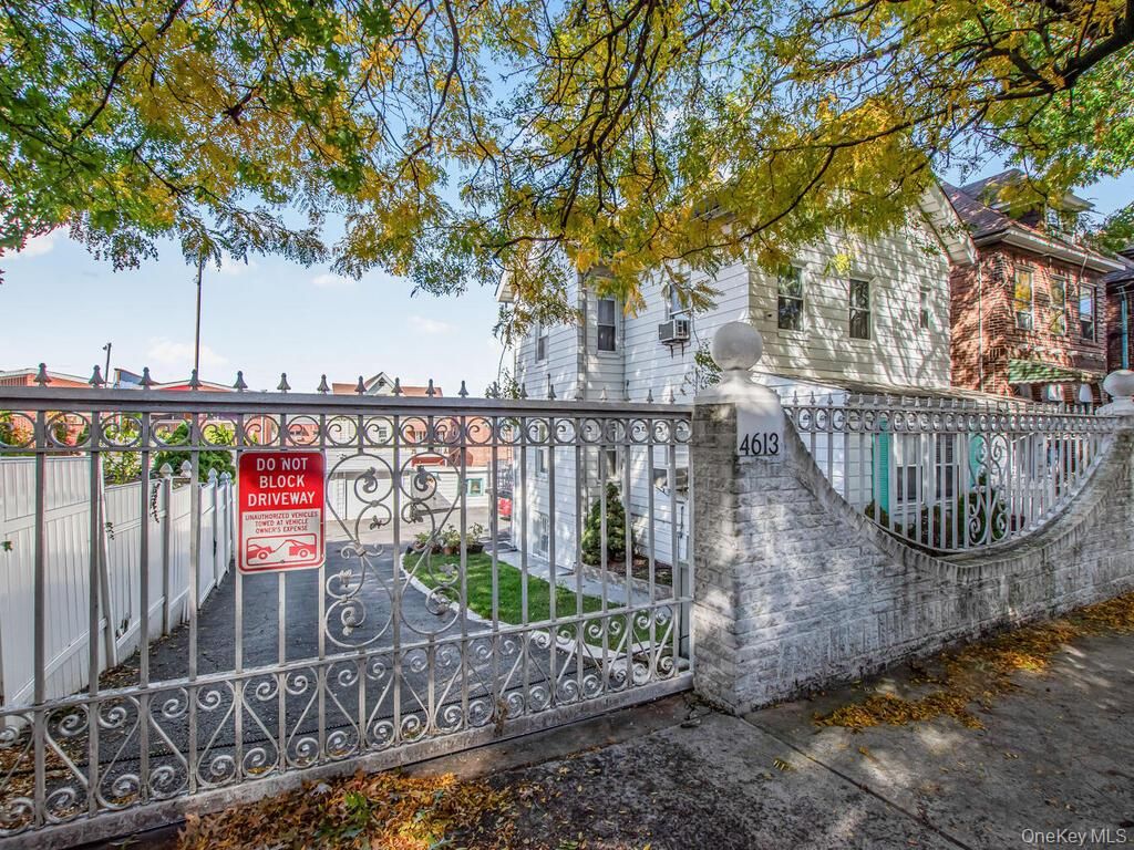 Photo of 4613 Carpenter Avenue, Bronx, NY 10470 (MLS # 965184)