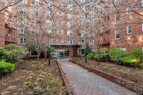 Photo of 79-10 34th Avenue #7W, Jackson Heights, NY 11372 (MLS # 982009)