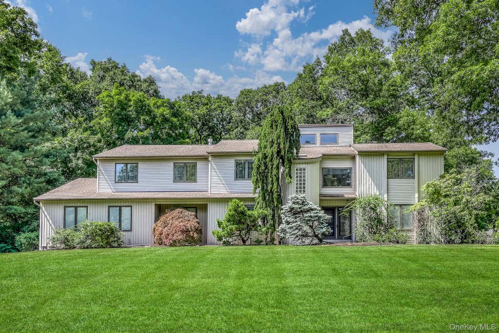 Photo of 5 Zeck Court, Suffern, NY 10901 (MLS # 1021410)