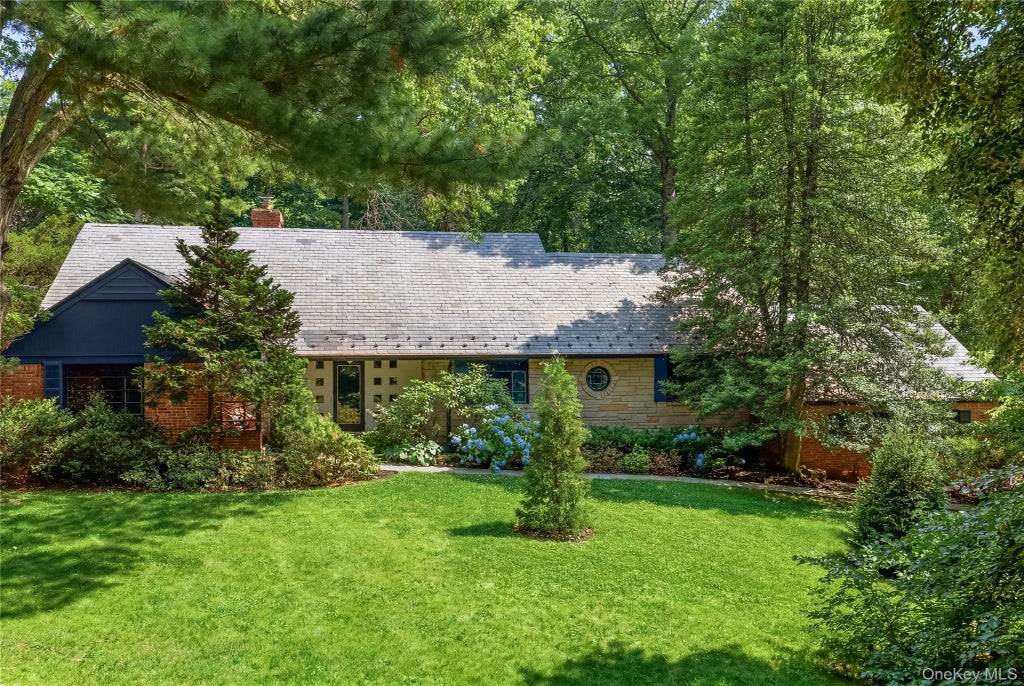 Photo of 790 Bryant Avenue, Roslyn Harbor, NY 11576 (MLS # 1022251)