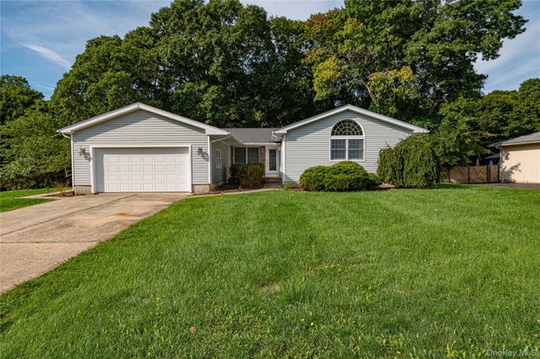 20 VALLEY DR, EAST MORICHES, NY 11940 - Image 8a38e2e30db14e3a7f4d013e72c38853/2882449285