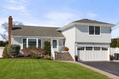 Photo of 40 Wagstaff Lane, West Islip, NY 11795 (MLS # 982957)