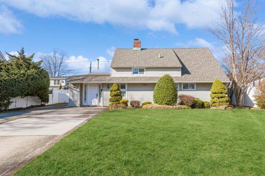 321 Acre Lane, Hicksville, New York image 1