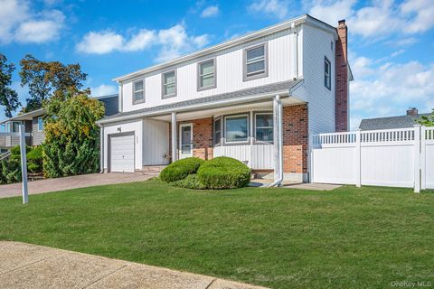 Photo of 2595 Castle Court, North Bellmore, NY 11710 (MLS # 929748) Photo of 2595 Castle Court, North Bellmore, NY 11710 (MLS # 929748)