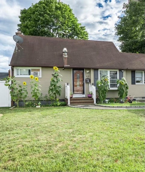 Homes For Sale - 60 32nd Street<br/> Suffolk County, Copiague, NY 11726